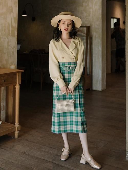 卫衣不受宠了！今年“法式衫+半身裙”正流行，洋气复古很减龄
