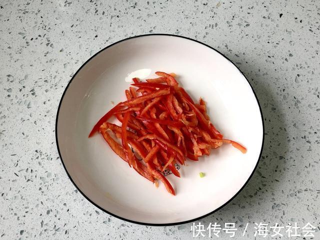 红椒|韭黄炒鸡蛋，先炒韭黄还是先炒鸡蛋，很多人搞错，难怪韭黄不好吃