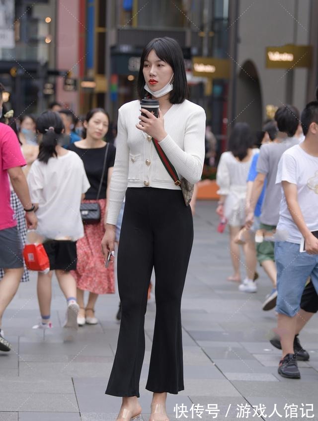 喇叭裤 洁白针织衫搭配纯黑喇叭裤,简约干练,知性大气!