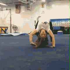 |搞笑GIF趣图：在小超市买完东西出去