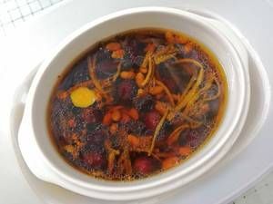 养生菜谱，茶树菇炖排骨汤，做法简单，营养丰富，适合冬天