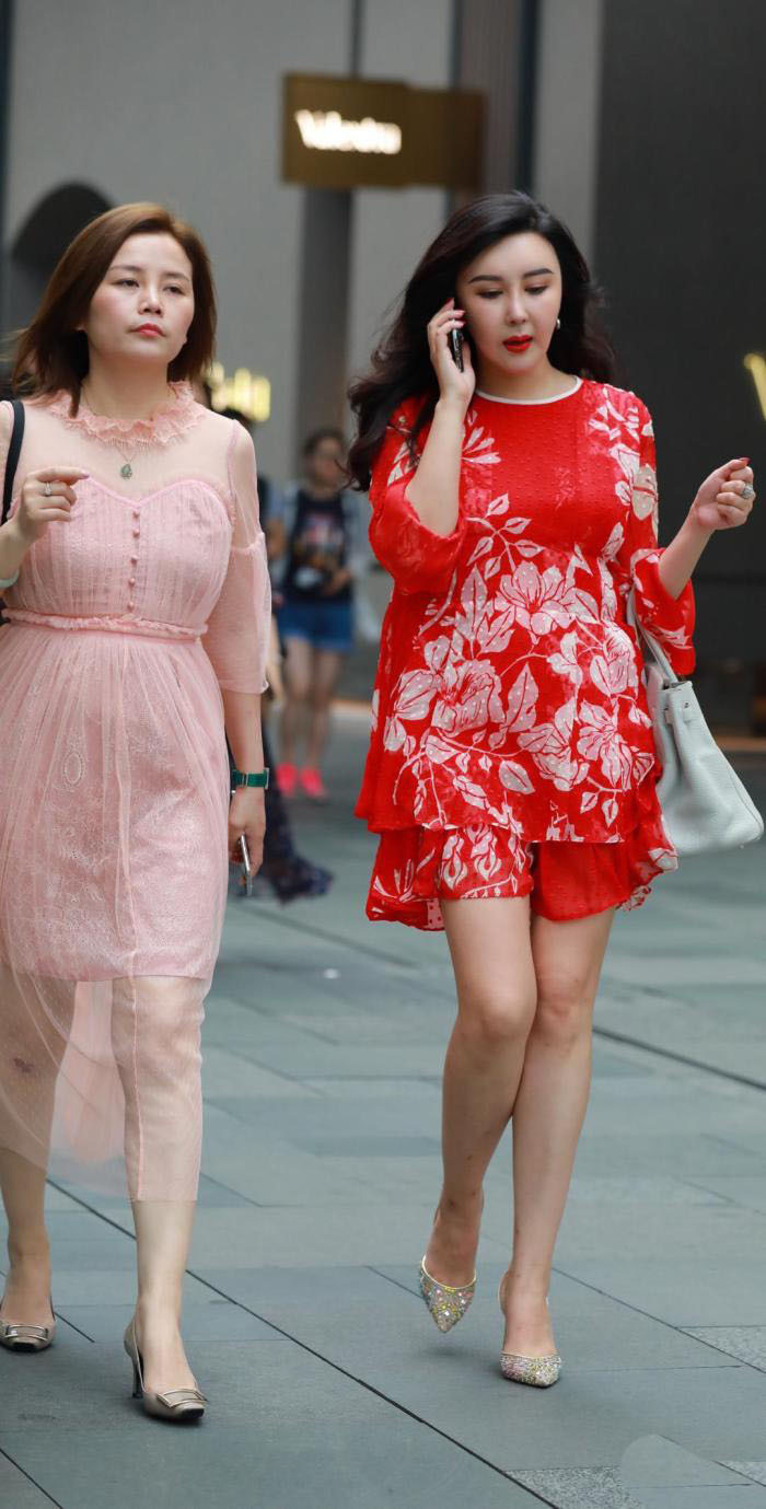 街拍阿姨不在意世俗的眼光,穿得红红火火,太吸睛了吧