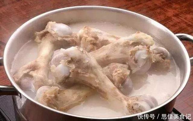 骨頭湯熬不白?原因是你只會(huì)傻焯水!加一點(diǎn)它,骨湯濃白像牛奶