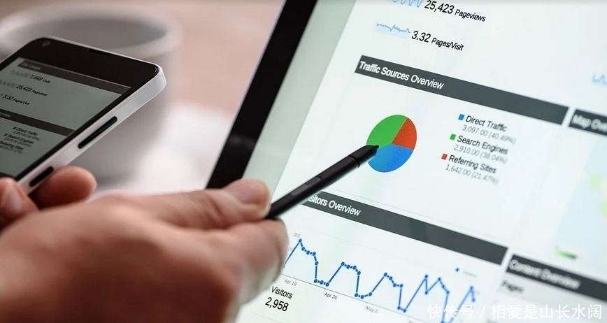 豪横|“豪横爸爸”看望女儿火了，因租房太小边哭边转账：心里不是滋味