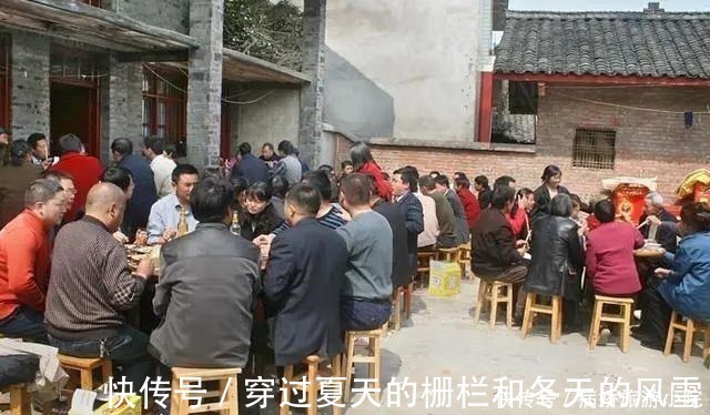 笑料|奶奶带孙子吃酒席,结束后成全村笑料,隔代育儿的这些痛谁知道