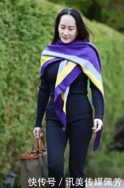 红色|难怪孟晚舟不畏磨难!穿红色睡袍大衣是女强人,可牵手老公有依赖