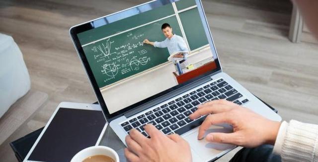 学区|学区房还会大涨？经济学家直言不讳！建议“中产阶级”远离学区房