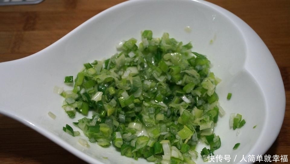 不用|自制的手抓饼层次多,外焦里嫩、葱香浓郁,一人一张不用炒菜了!