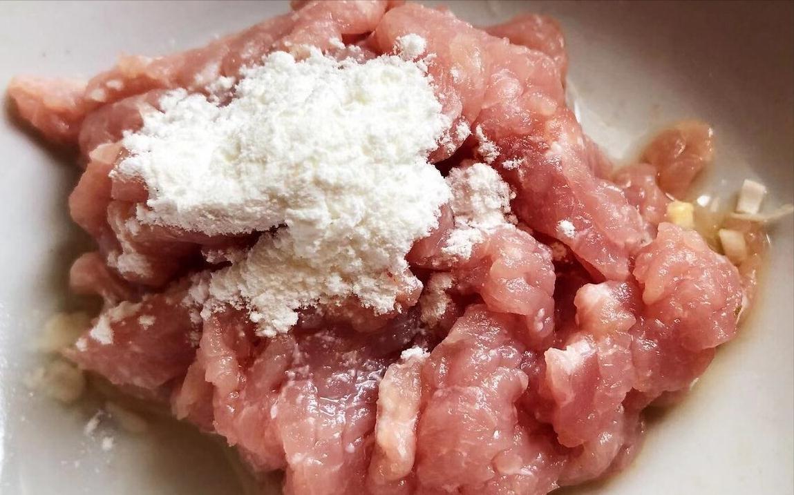 辣椒炒肉,先炒辣椒还是肉?湖南人教你2个窍门,鲜香过瘾真下饭