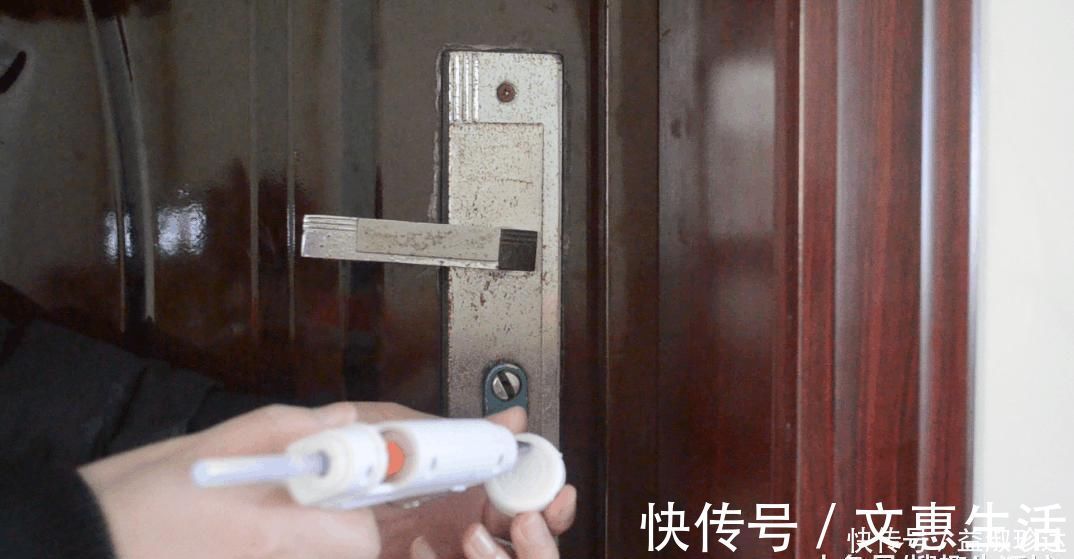 塑料|门把上粘个塑料瓶盖, 没想到还有这妙用, 家家户户都用得着