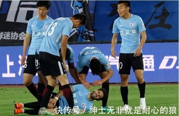 球员|国内足坛又现暴力冲突!球员因对判罚不满,一巴掌将裁判打晕在地