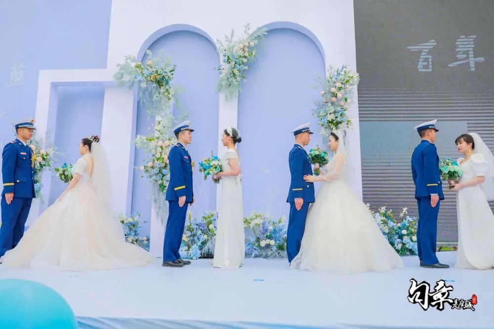 高甜撒糖！今天的文创港有最“嚣张”的婚车和最甜蜜的亲亲