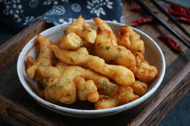 早餐别吃油条了,教你懒人吃法,手不碰面,一挤就出锅,又软又香