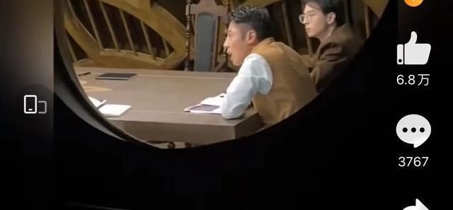 特辑 刘昊然《明侦6》首期变最帅!穿紫色太惊艳,圣诞特辑全员开挂