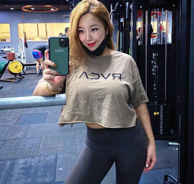 锻炼|健身的魅力真大,40岁阿姨坚持锻炼,与女儿合影被误认为是姐妹