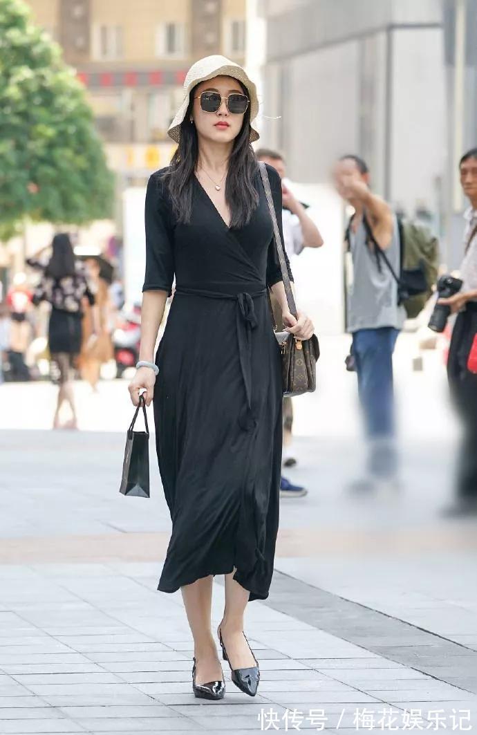 衬衫 小姐姐衬衫搭配一双粉色高跟鞋,高贵迷人