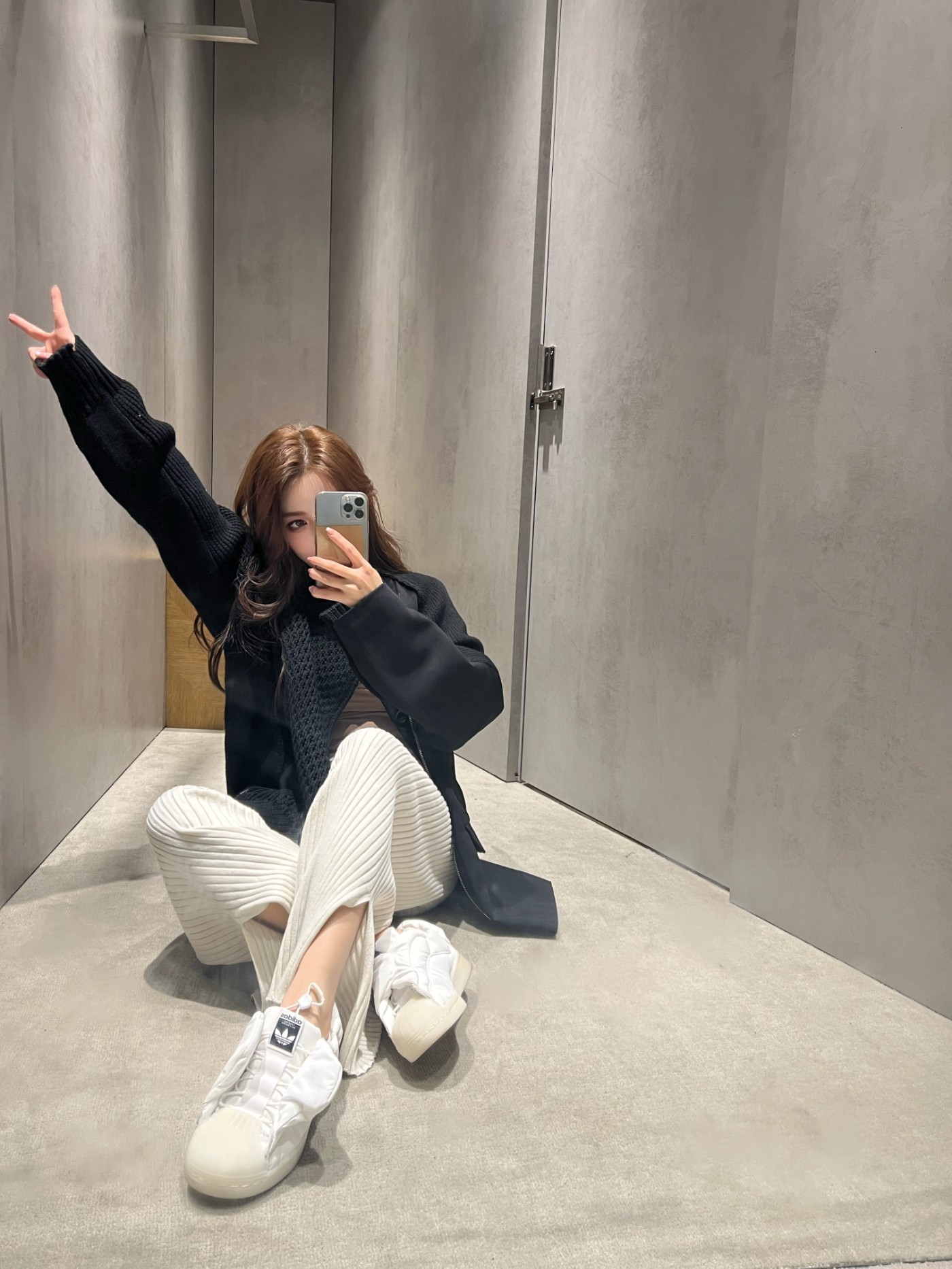 gin天太冷, 阿迪给鞋都穿上棉袄了! 小姐姐露腿穿真白啊!