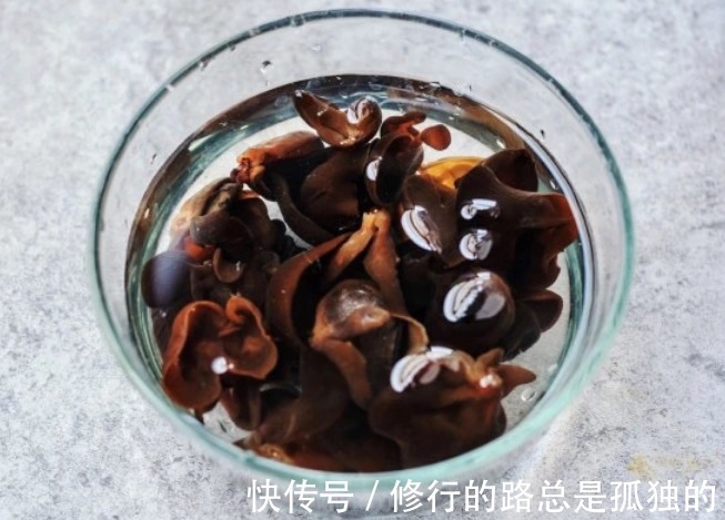 炒木耳，下锅就“噼里啪啦”，真吓人！教你1招，不炸锅，更脆爽