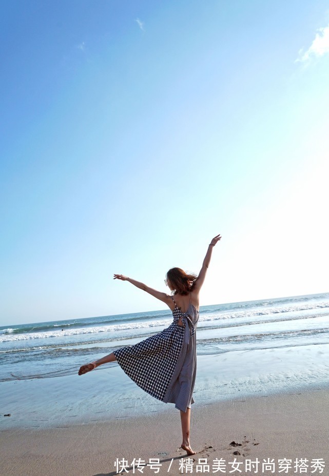 旅游|一款仙气飘飘的旅游海滩度假连衣裙，让你留住永不消失的风采