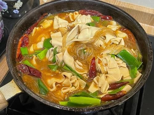 粉条|干豆腐别再炒着吃了，加一把粉条，香辣好吃，汤汁浓郁，没肉也香