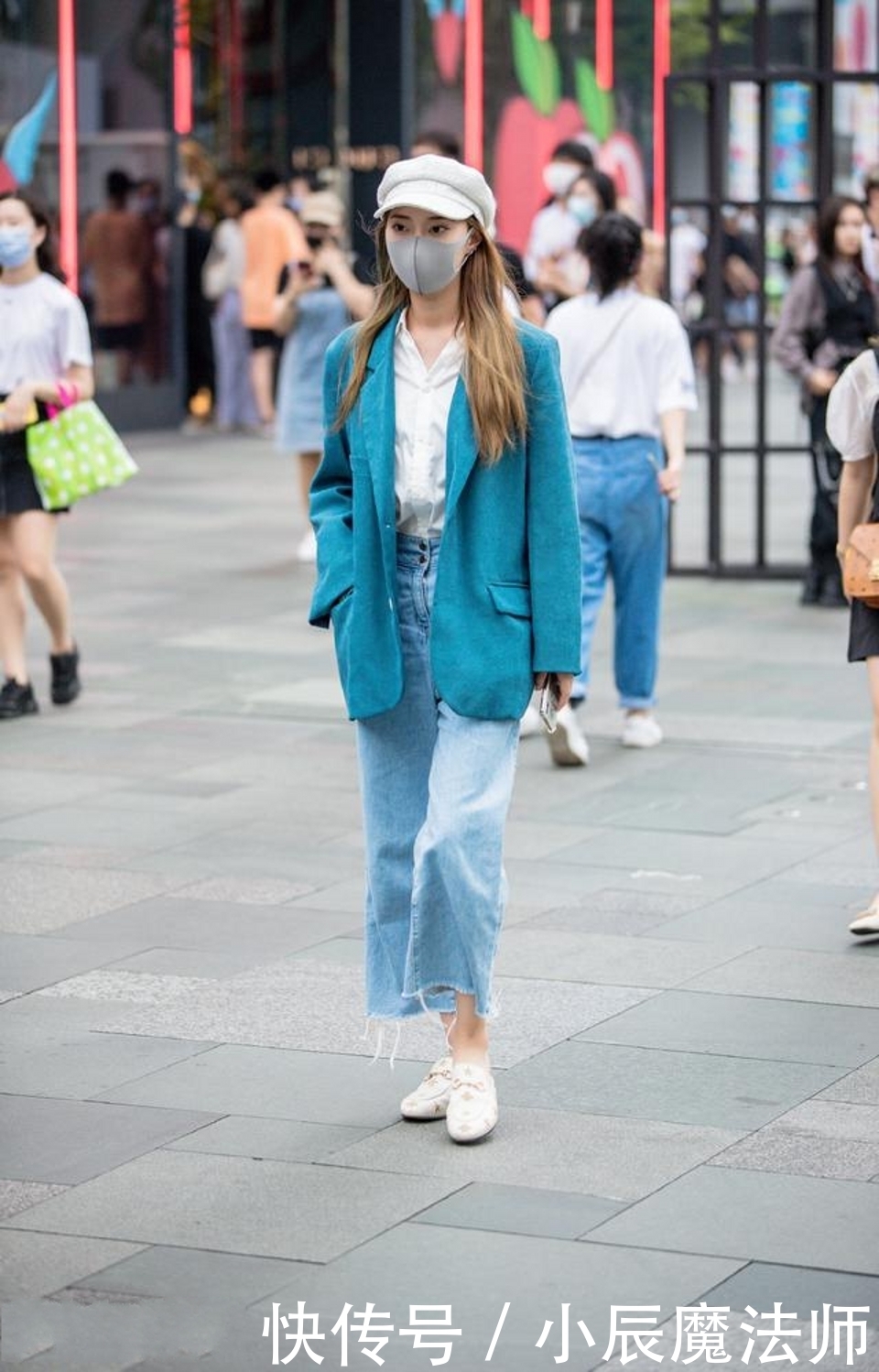 短袖|路人街拍,美女休闲牛仔裤搭配白色短袖,衬托出好身材