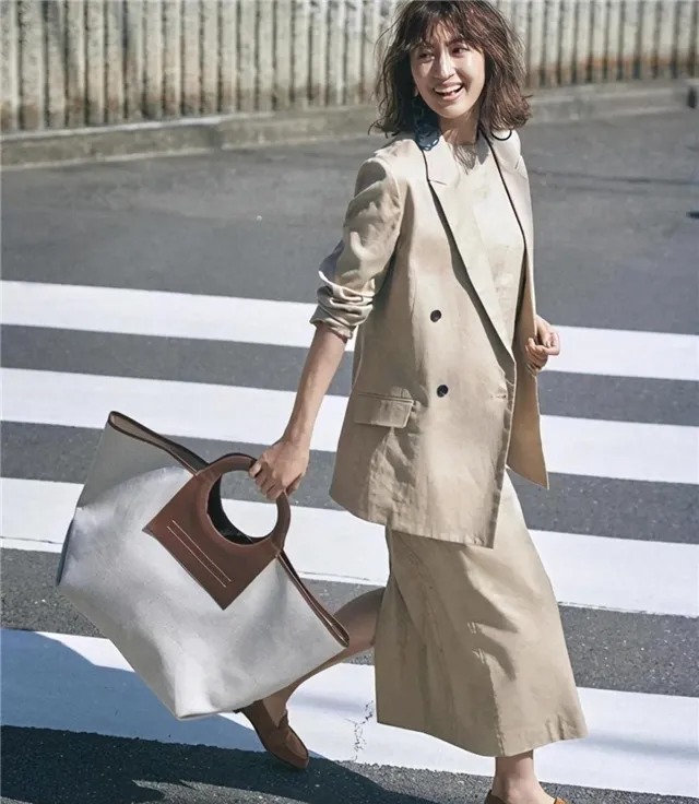 穿搭 40岁不要和一套花一起穿,高档、时尚又洋气的“高级灰”配色