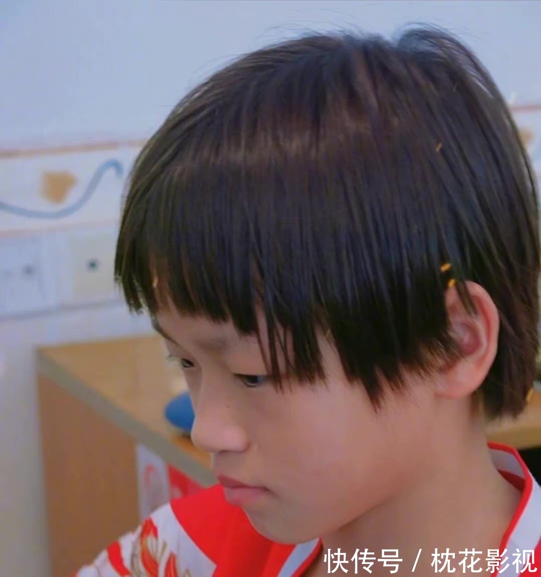 亮色|全红婵小时候旧照曝光!化妆后像“换脸”,涂口红戴红头花也爱美