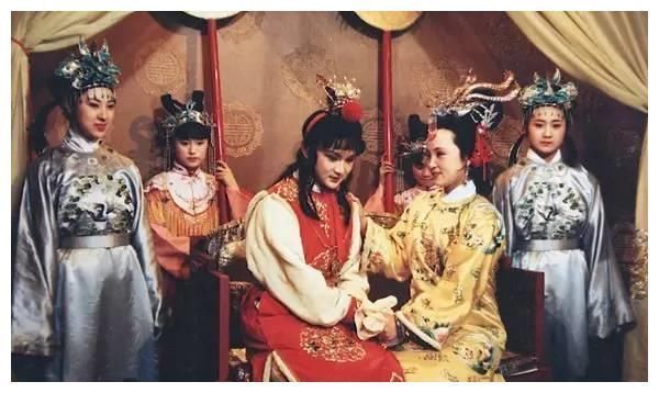 王府!红楼梦:原来贾元春在宫中从未受宠,书中发生的这件事就是铁证