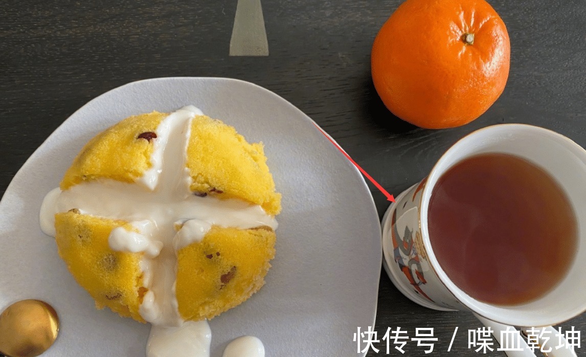 蛋糕|何炅放假在家做蛋糕，却意外带火蛋糕旁边的杯子，带货能力没谁了