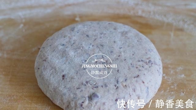 酵母|家常烙饼换个做法,松软可口,浓浓红豆香,用凉水和面也不硬