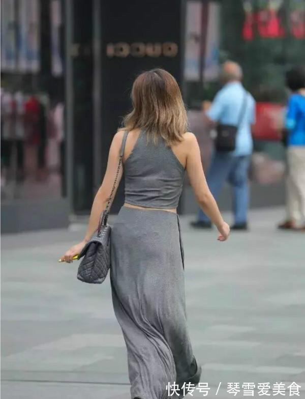 美女 今年夏天流行穿围裙吗？时尚又有个性，姑娘们争着穿