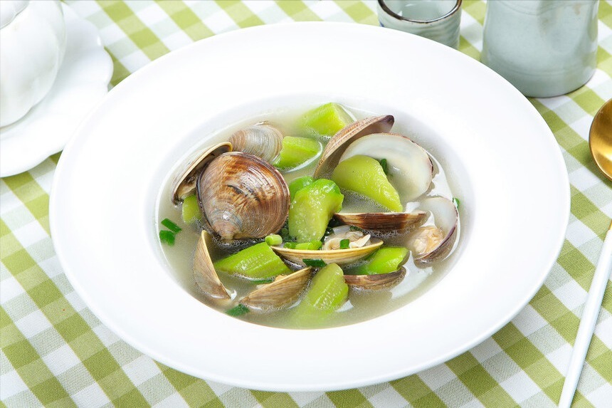 浸泡|做丝瓜汤,切记不要直接下锅,掌握这1步,汤鲜味美,颜色不变黑