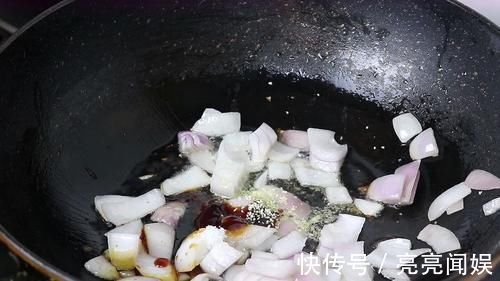 辣椒面|土豆不再炒着吃了,加1个洋葱,教你秘制一做,上桌就抢吃光