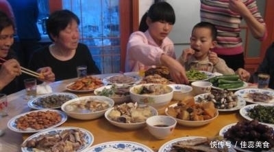 春节去亲戚家吃饭,饭桌上记住“4不要”,不然亲人觉得你没礼貌