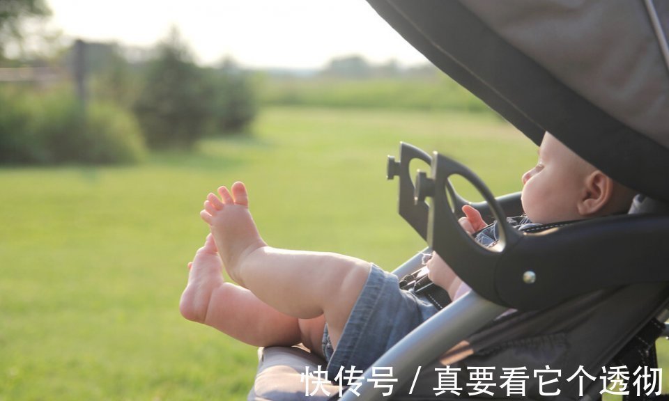选错婴儿车导致6月龄宝宝脊椎变形!不同月龄选购婴儿车,有讲究