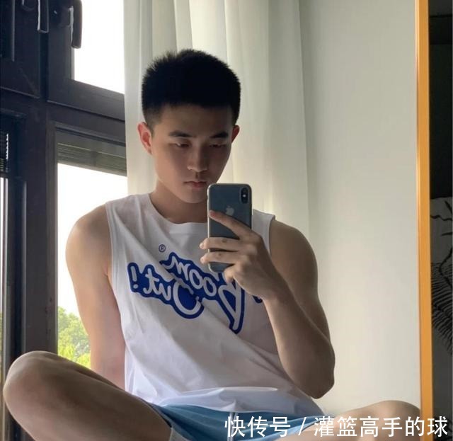 小哥哥|满脸胶原蛋白的大一小哥哥,一身清凉运动范,无袖T恤更显练家子!