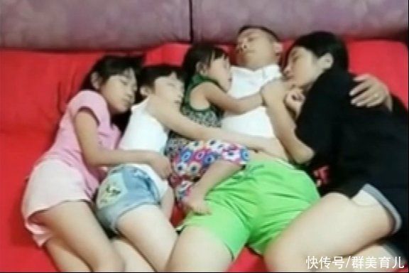 孩子|爸爸与3女儿床上嬉闹引争议，越界的亲密，会给孩子带来什么？