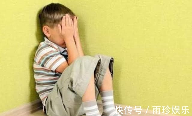 孩子|心理学家研究娃出现这5种迹象,很可能你在培养一个自卑的孩子