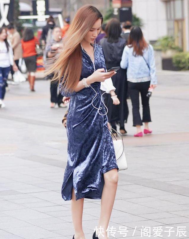 街拍白短裤+红背心,秀出修长的双腿,彰显满满阳光气息