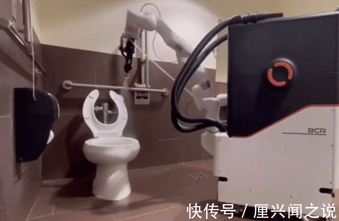 vr|真智能!全自动厕所清洁机器人