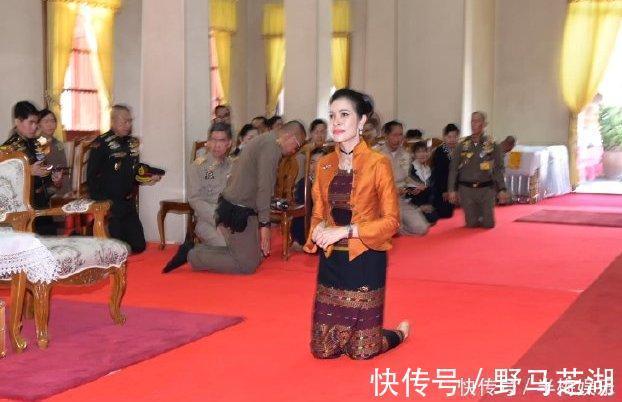 首饰|诗妮娜太好面子了!没有奢华项链不服输,自己用珍珠DTY也耀眼