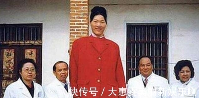 女巨人|中国第一女巨人:14岁身高超姚明,18岁猝死,遗体至今保存未火化
