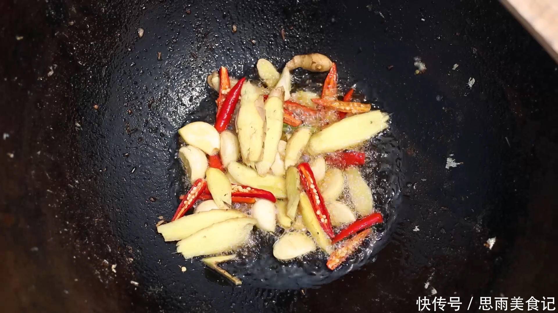 早晨赶海最爽,捡了一大桶海鲜,一顿都吃不完!