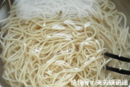 煮面条最忌水开下面，大厨教你正确做法，面条不粘不坨，特别劲道