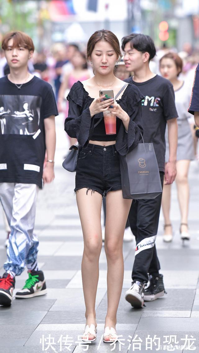 黑色|黑色高腰上衣加黑色牛仔短裤,搭配平跟凉拖鞋,轻松打造大长腿