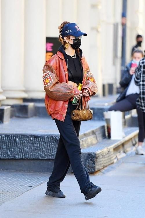 贝拉·哈迪德为秀身材真挺拼，短T恤也撑得起，没170真不敢这么穿贝拉·哈迪德的拼色夹克贝拉·哈迪德的其它夹克