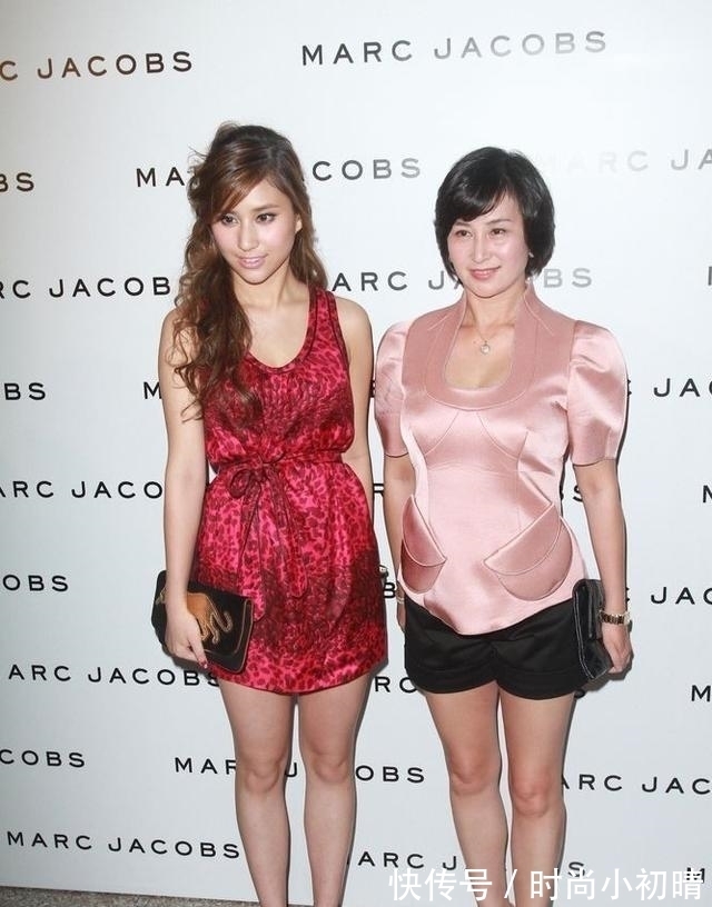 豆腐腿|何超琼换了清爽短发减龄至少20岁,穿粉色上衣配短裤,秀出豆腐腿