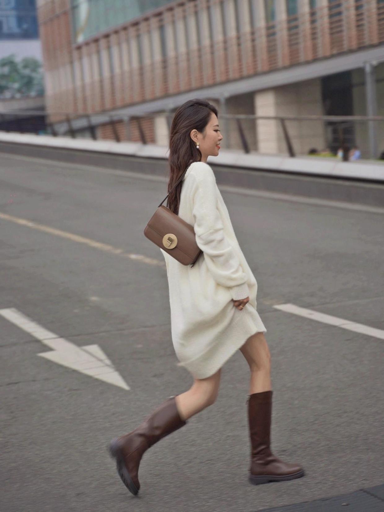 造型 今年也流行针织连衣裙,这几位时髦精都在穿,提升气质又温暖优雅