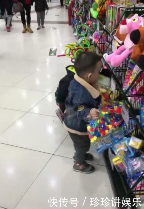 儿子|妈妈带四岁儿子买玩具，销售员看到就跑，旁边人却大赞，教育高手