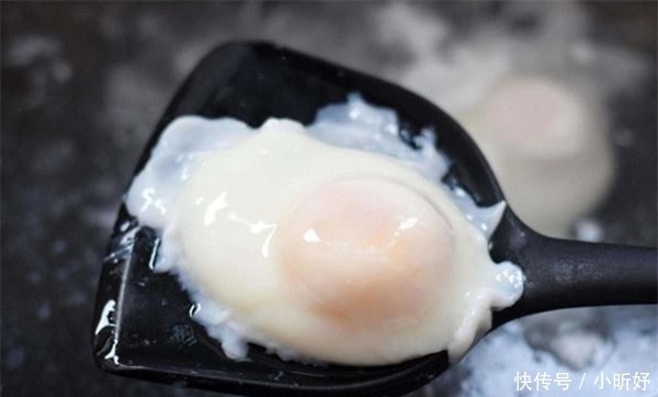 大厨|煮荷包蛋时,直接下锅煮就错了大厨教你1招,鸡蛋不生沫不散花